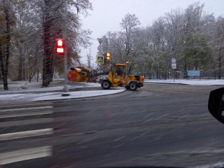 Дорожные службы вышли на уборку первого снега!